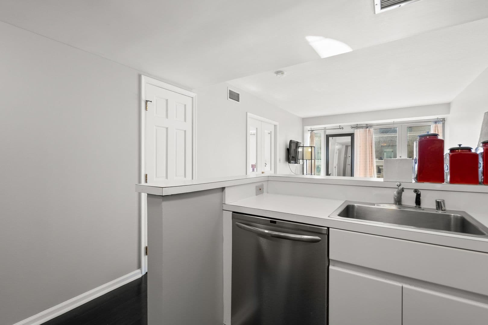 Washington Condo: 801 Pennsylvania Ave NW #1224