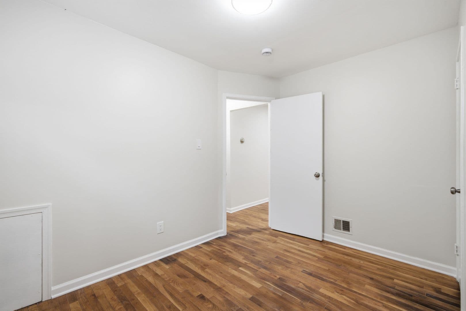 Rockville House: 18 Grandin Cir