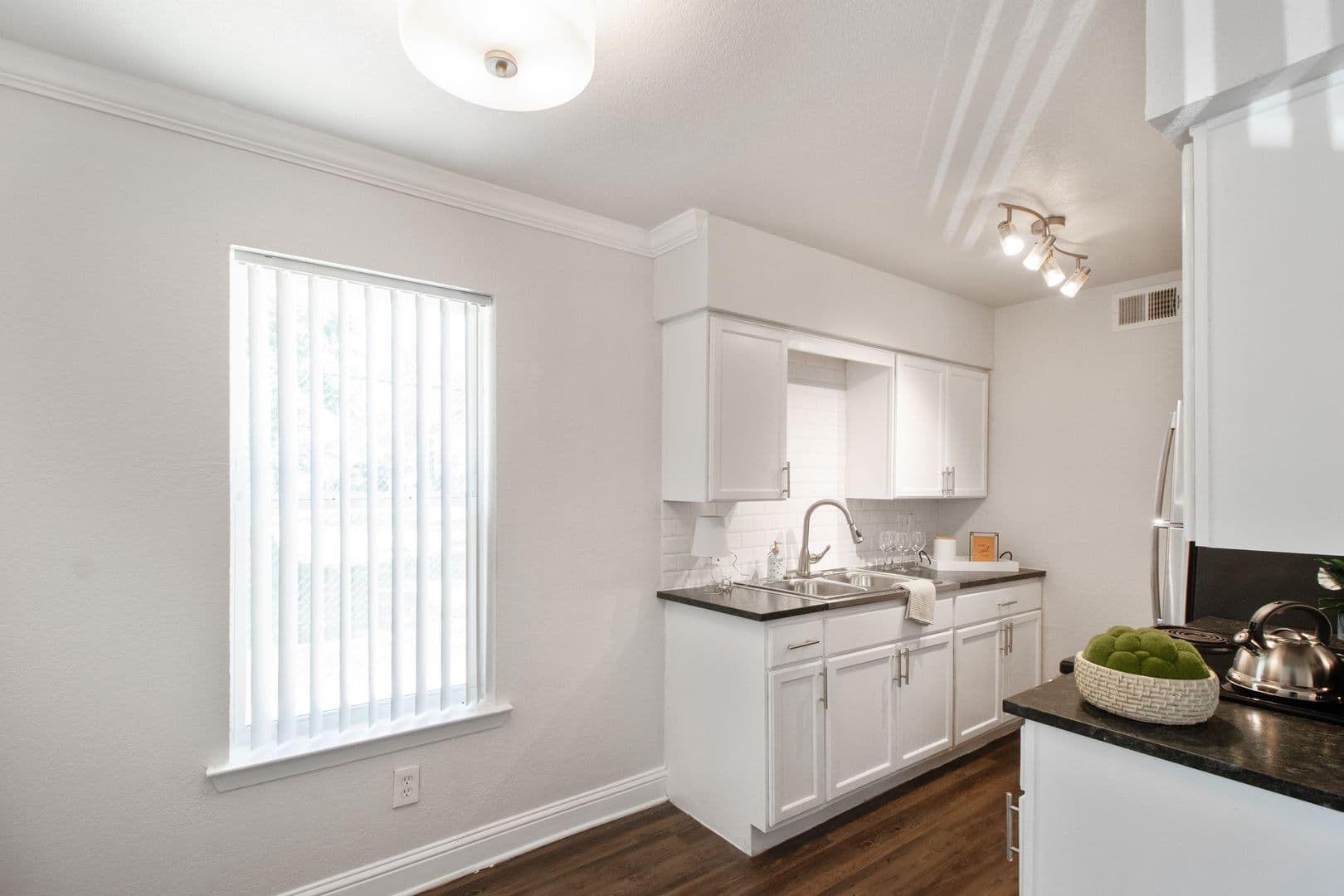 Dallas Apartment: 929 N Marsalis Ave