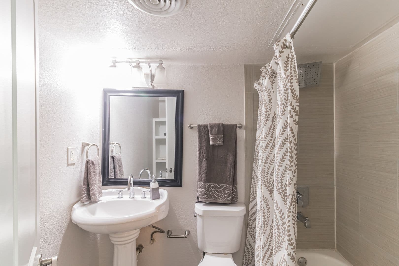 Dallas Apartment: 929 N Marsalis Ave