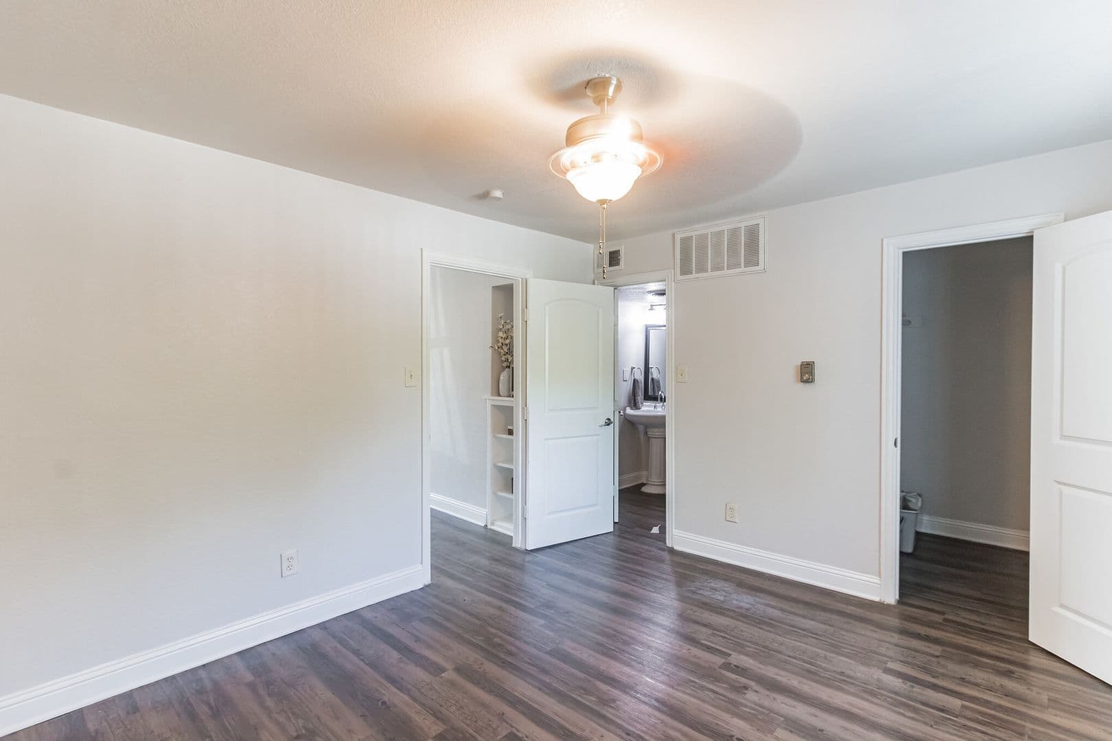 Dallas Apartment: 929 N Marsalis Ave