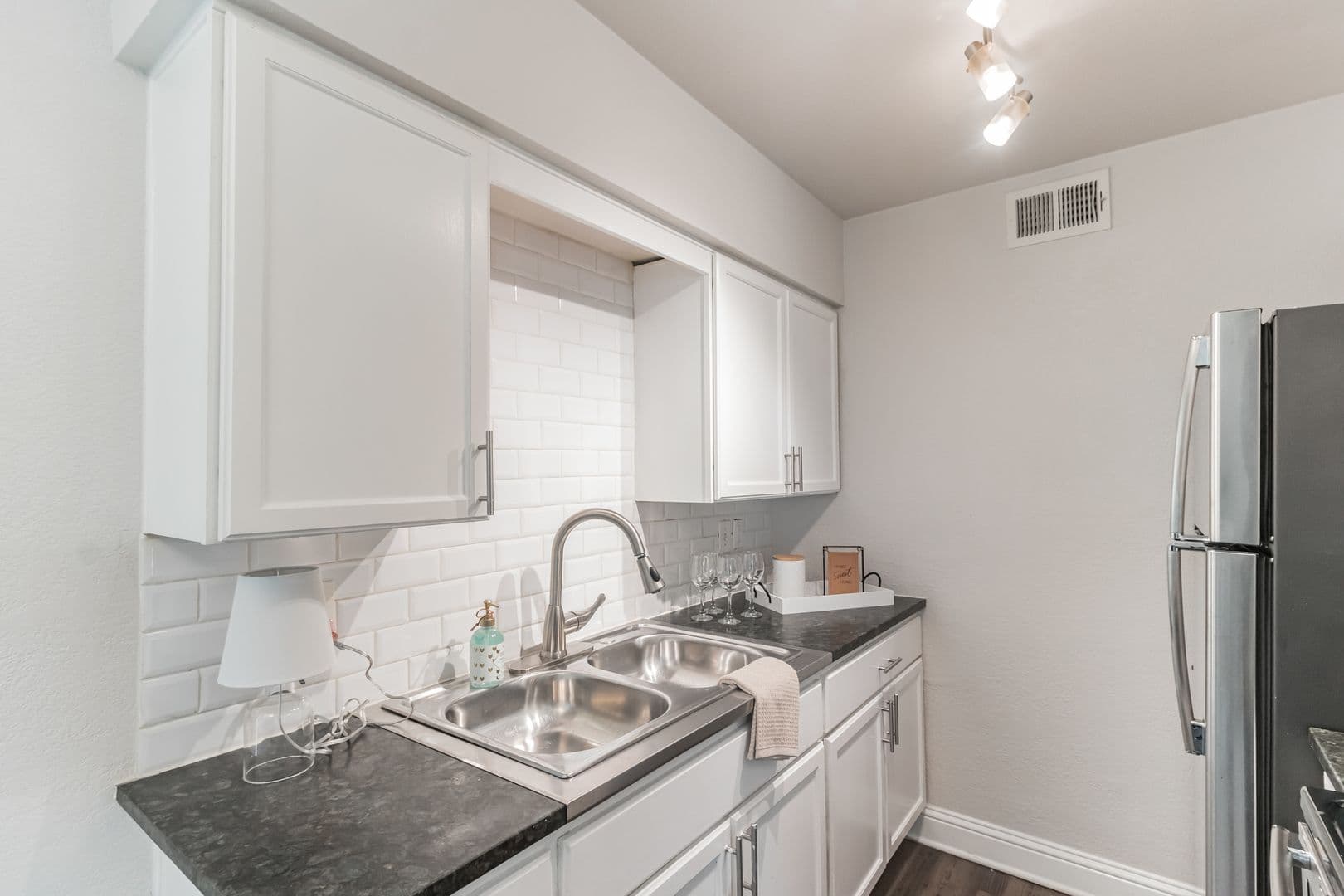 Dallas Apartment: 929 N Marsalis Ave