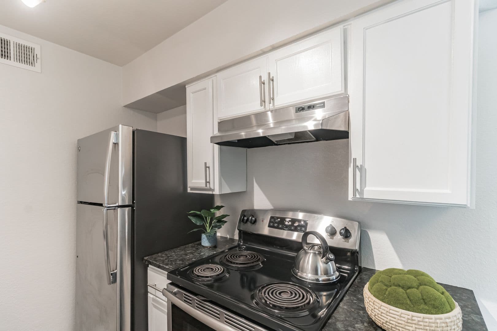 Dallas Apartment: 929 N Marsalis Ave
