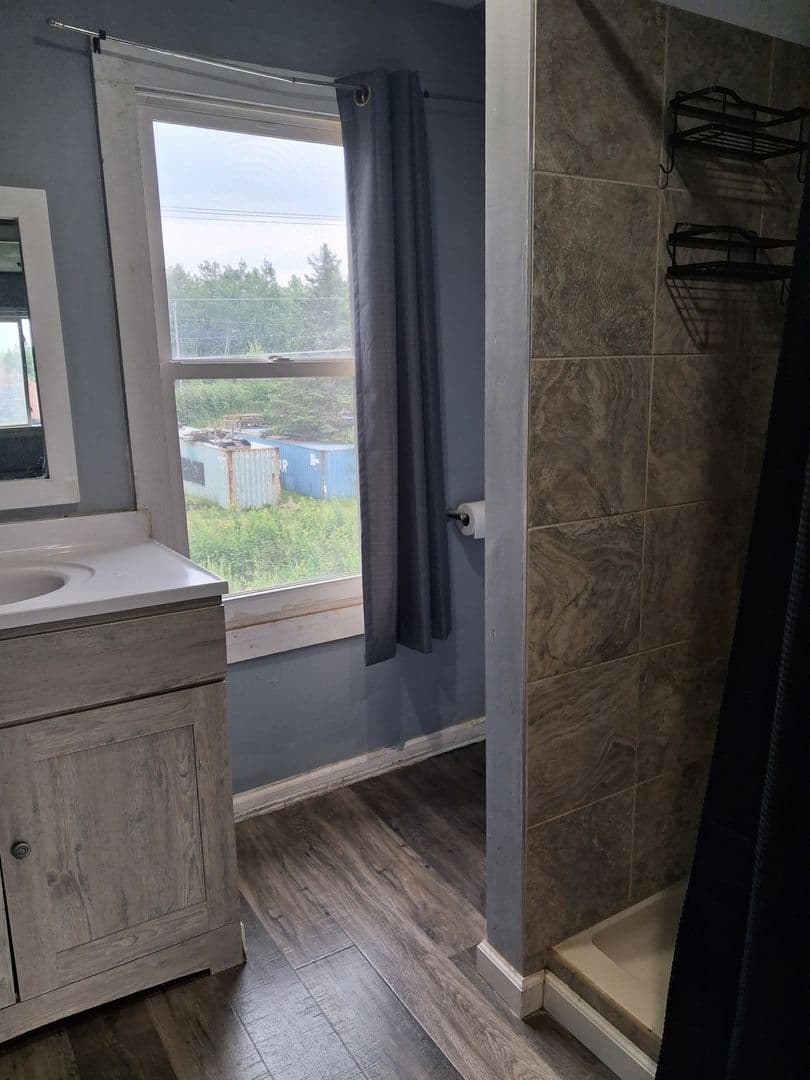 Virginia Apartment: 104 5th St. S