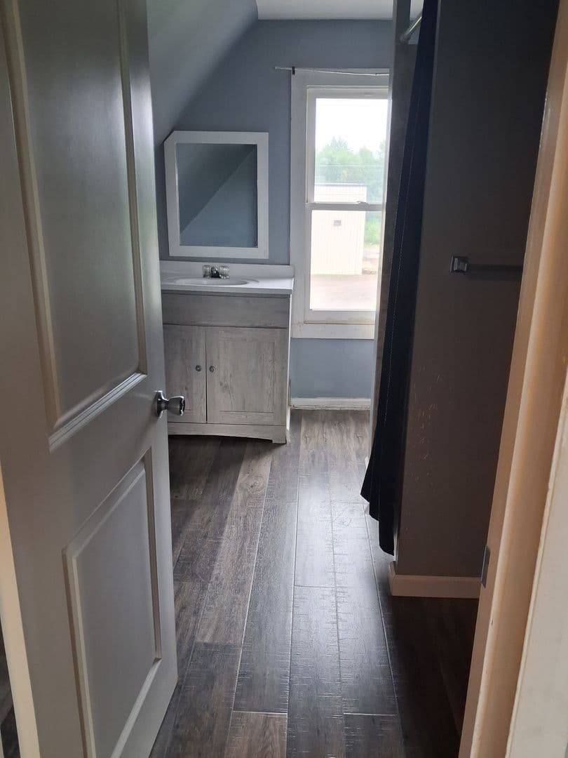Virginia Apartment: 104 5th St. S