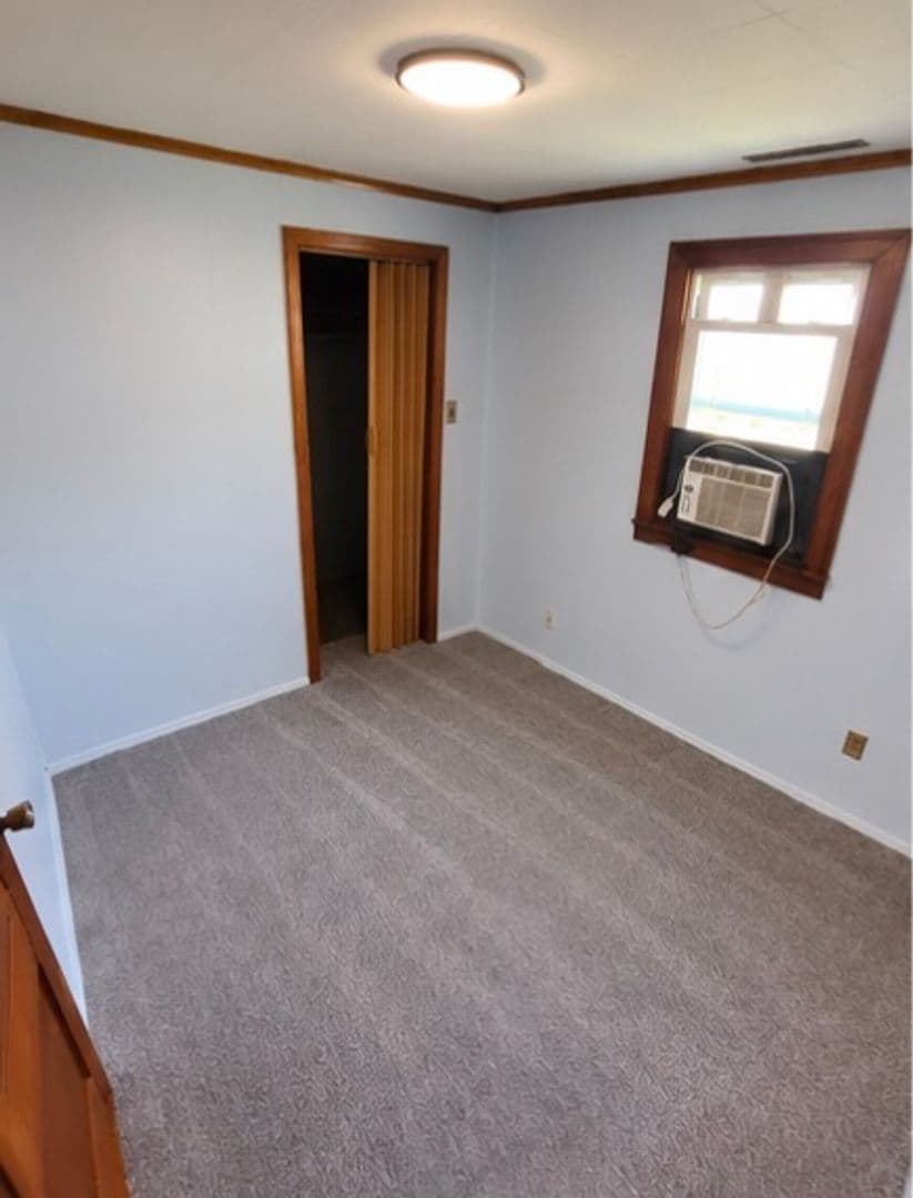 Springfield House: 949 N Dirksen