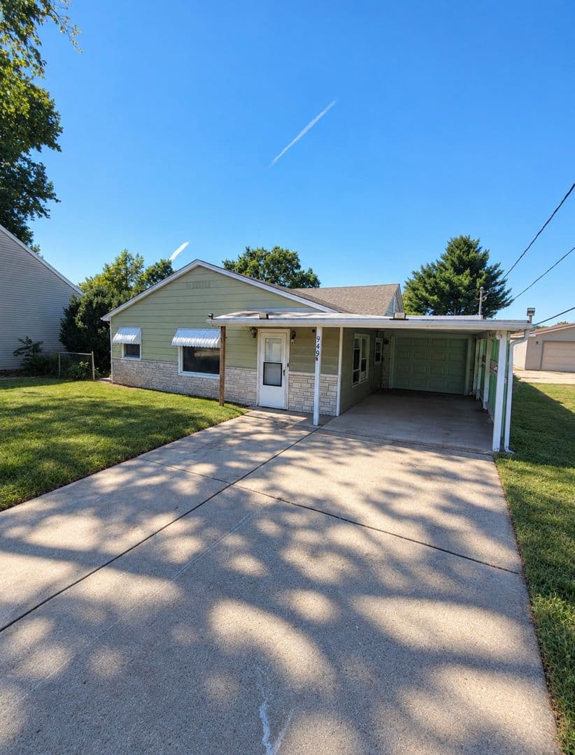 Springfield House: 949 N Dirksen