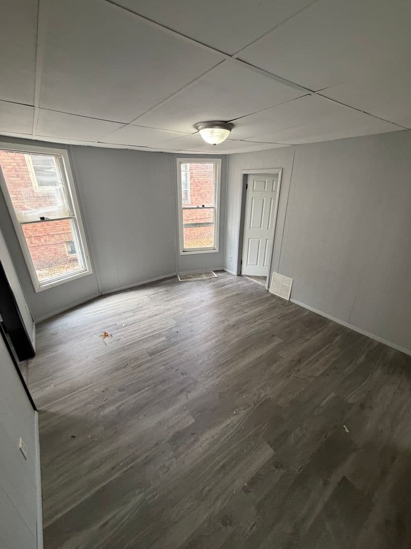 Springfield Apartment: 541 W Vine