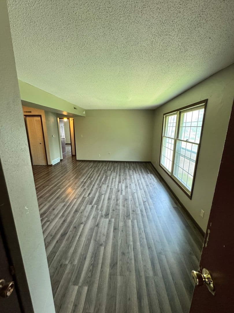 Grinnell Apartment: 101 4th Ave