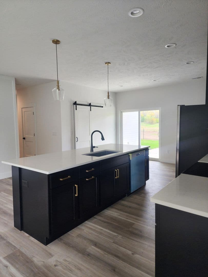 Hawarden Apartment: 2012 Parkview Dr