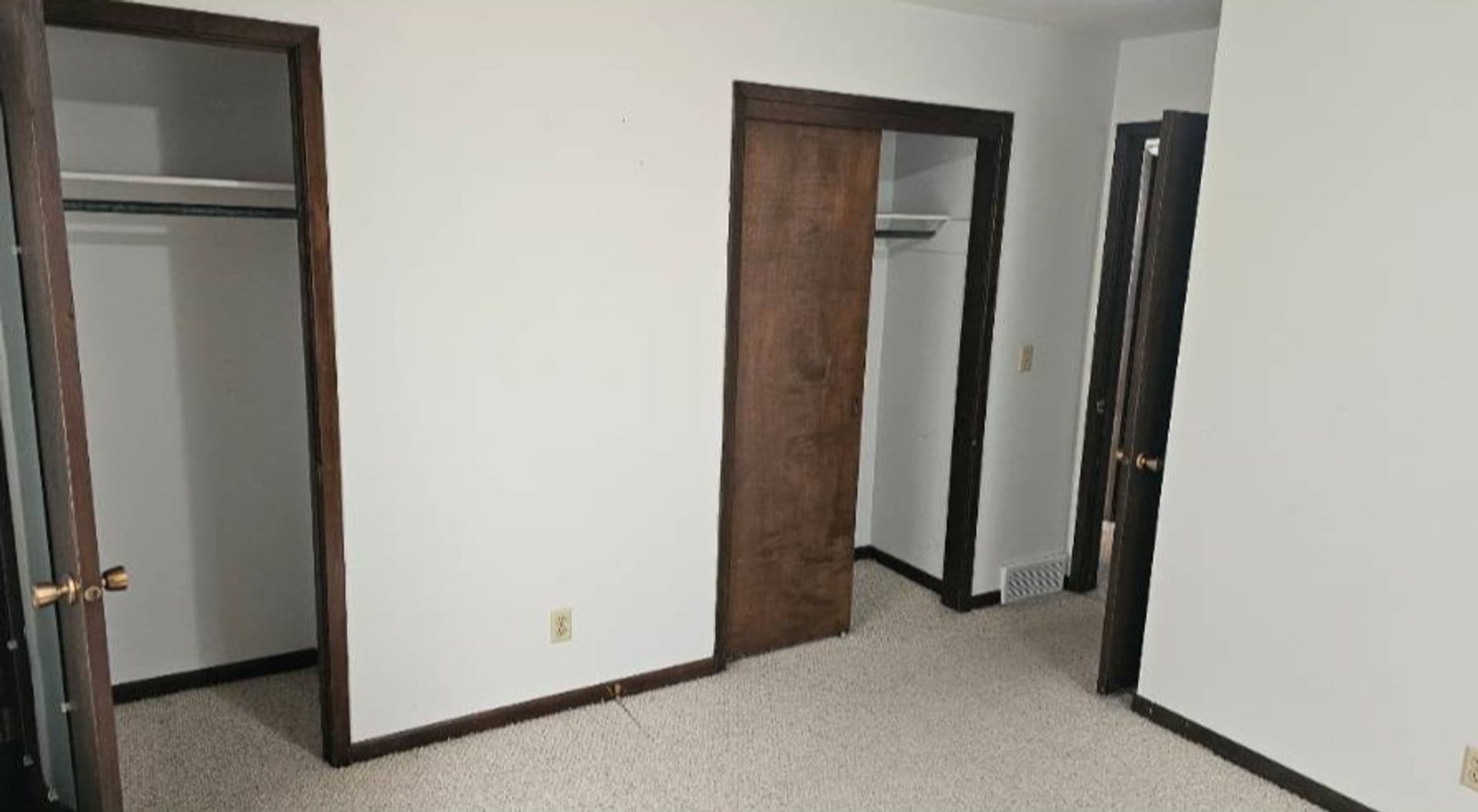 Iowa Falls Apartment: 2516 Sunset Drive