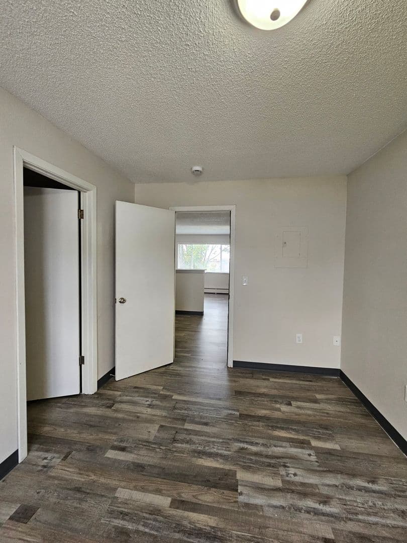 Cedar Rapids Apartment: 2100 Westdale Dr SW