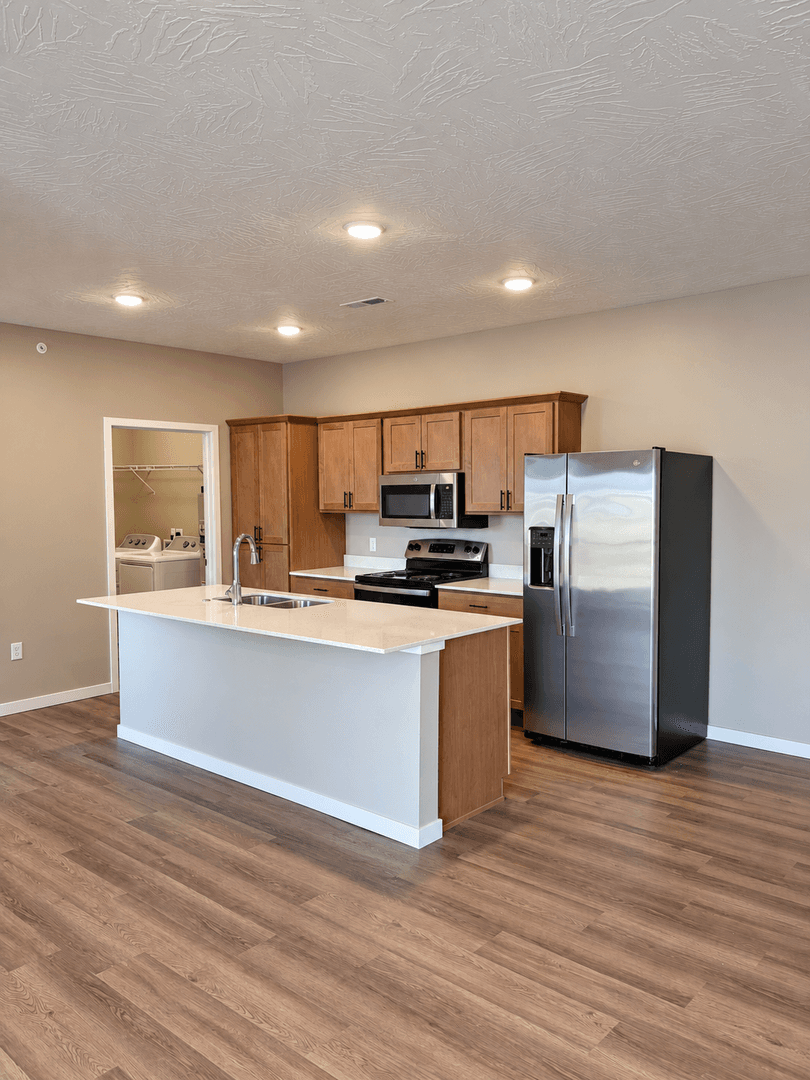 Orange City Apartment: 600 Salem Ave SE