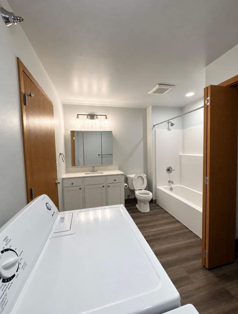 Hawarden Apartment: 1910 Avenue E