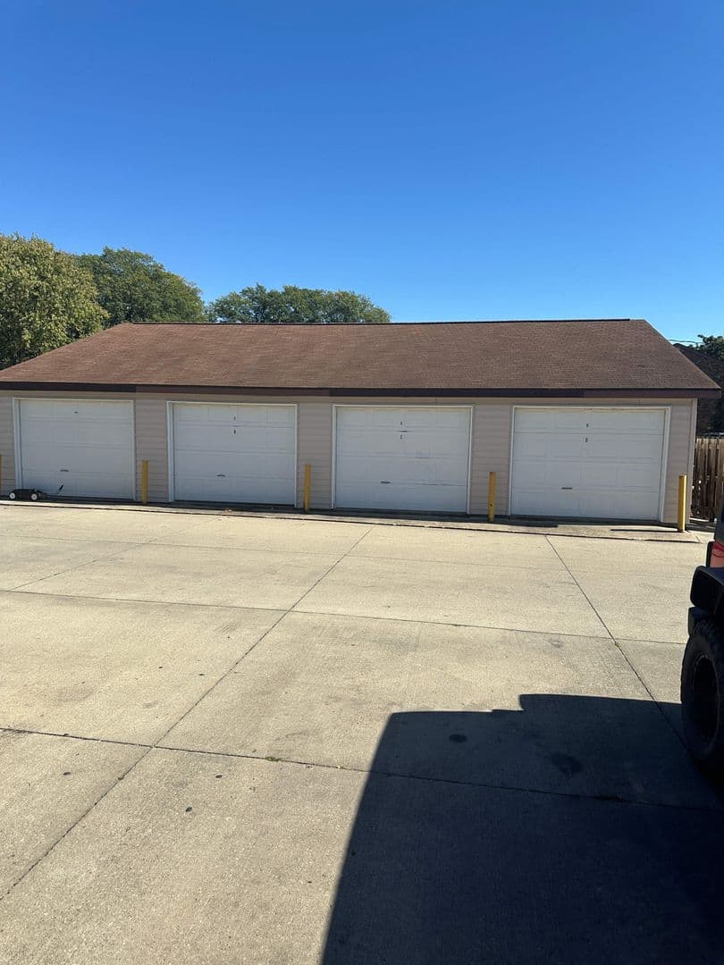 Boone Apartment: 1221 South Linn Street