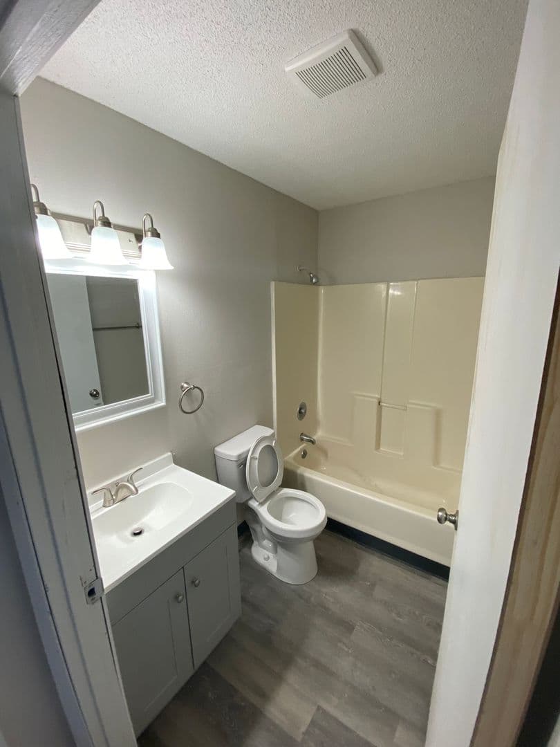 Cedar Rapids Apartment: 2100 Westdale Dr SW