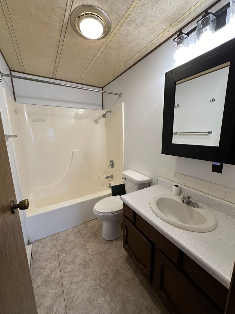 Paullina Apartment: 422-424 N Willow Street