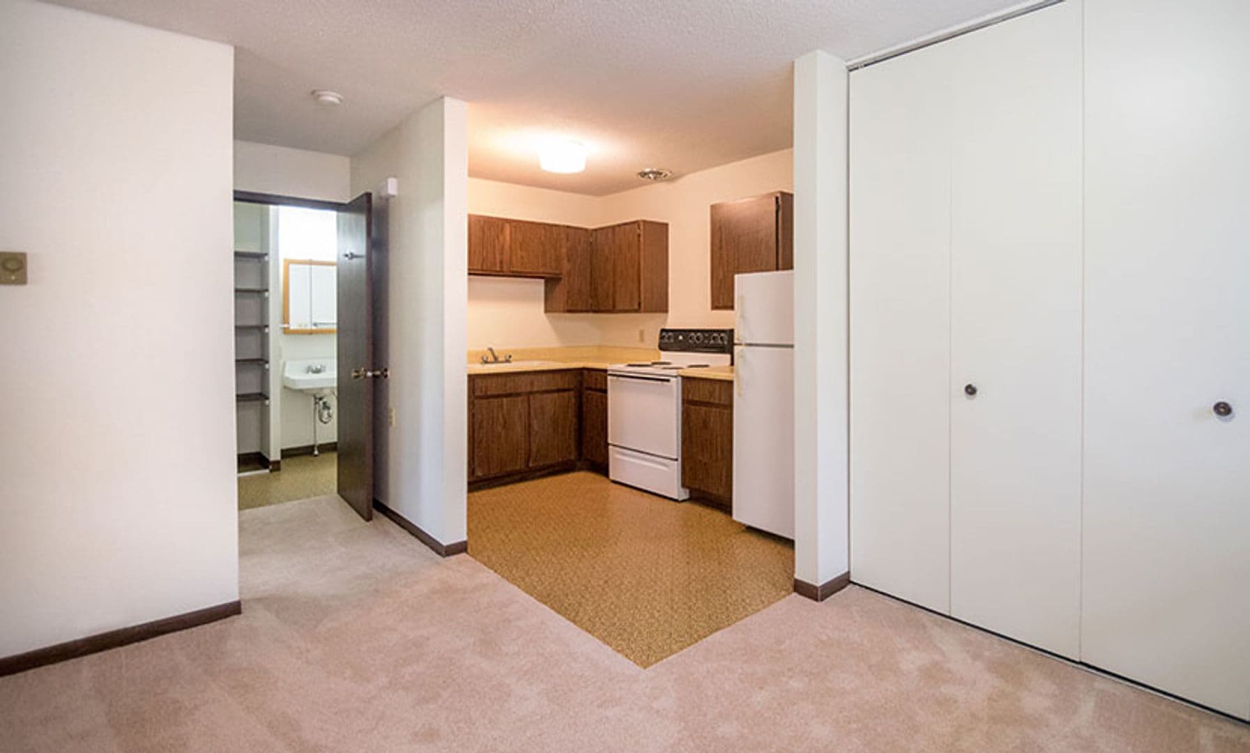 Orange City Apartment: 704 Central Ave NW