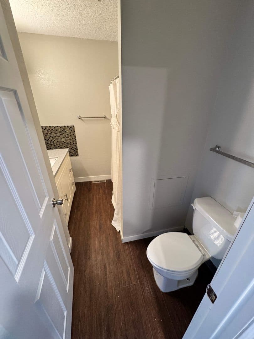 Boone Apartment: 1221 South Linn Street