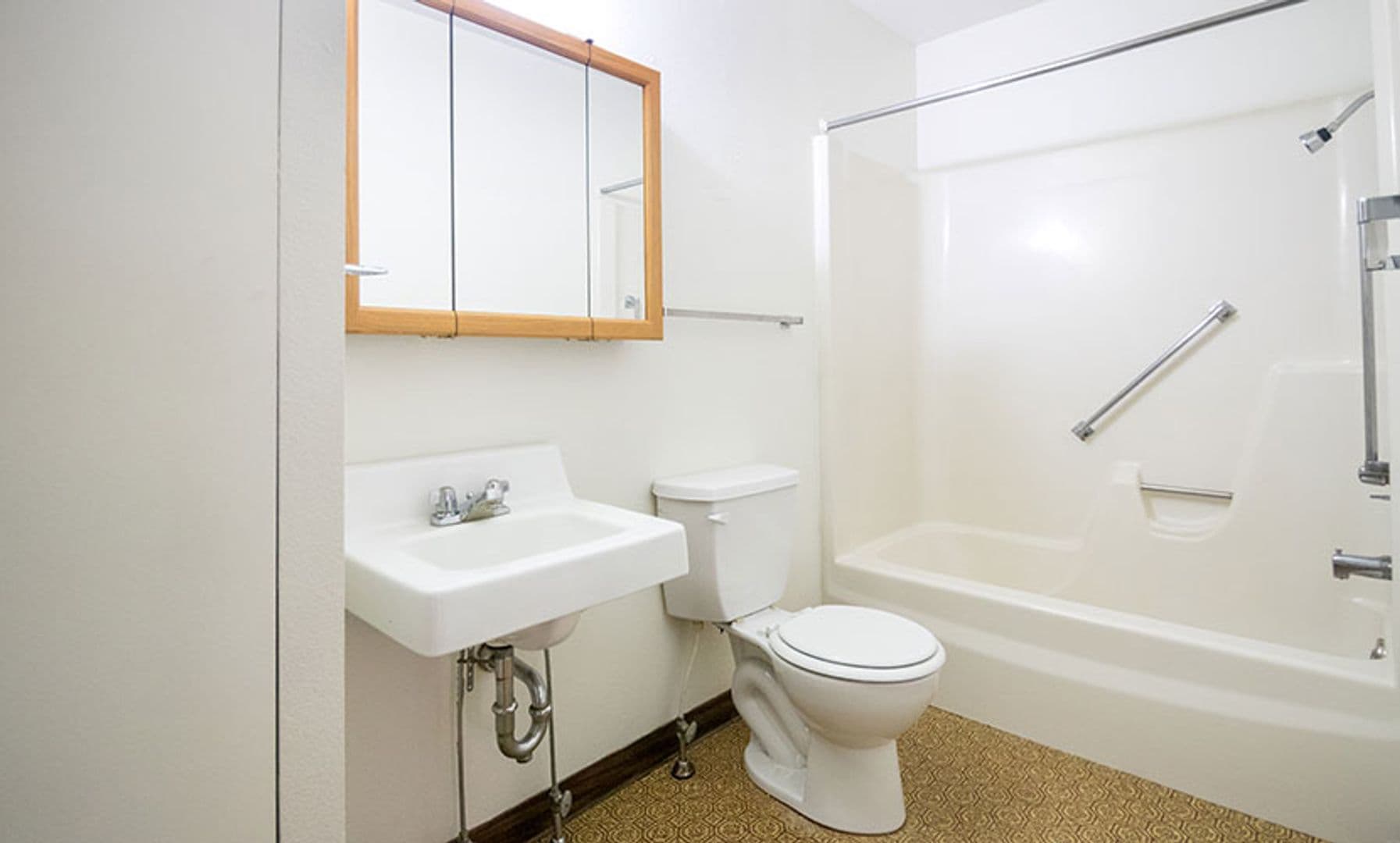 Orange City Apartment: 704 Central Ave NW