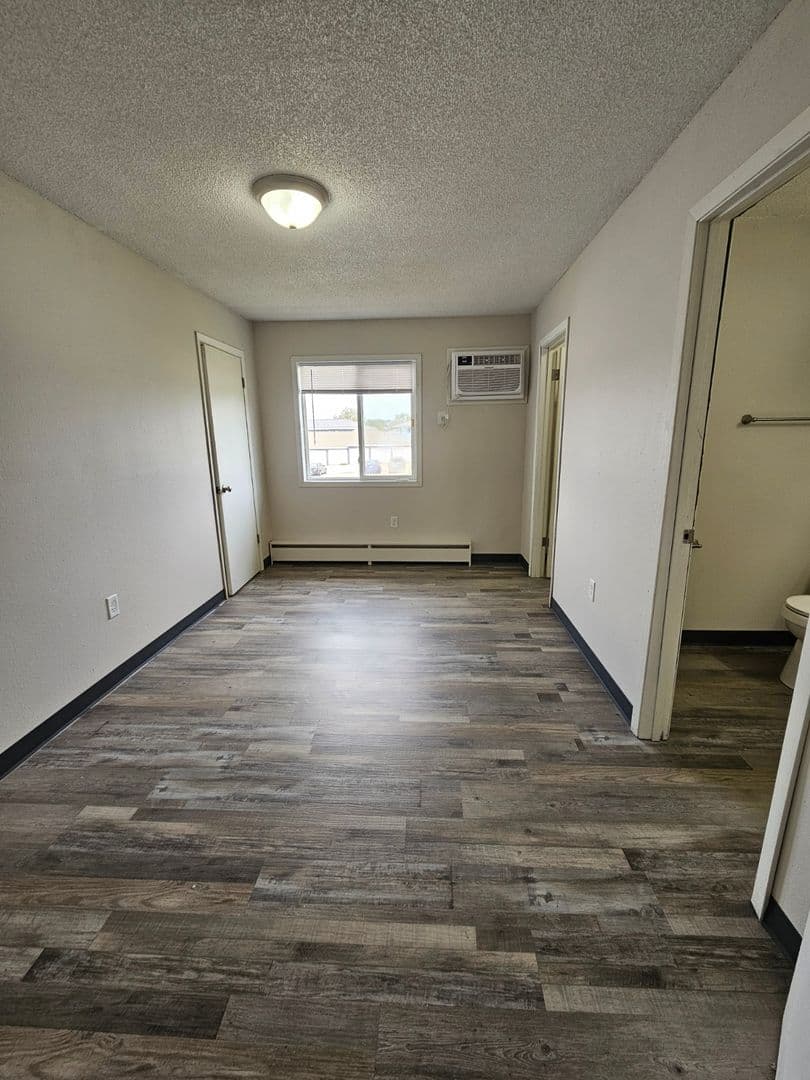 Cedar Rapids Apartment: 2100 Westdale Dr SW