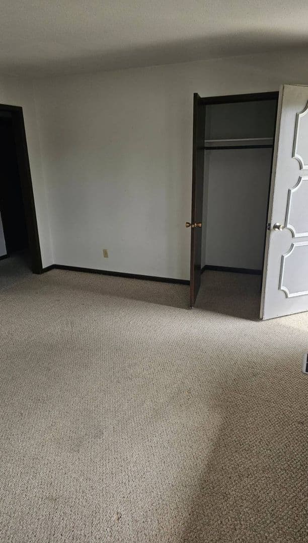 Iowa Falls Apartment: 2516 Sunset Drive