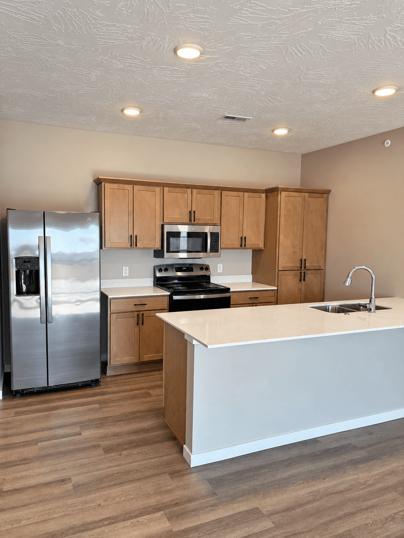 Orange City Apartment: 600 Salem Ave SE
