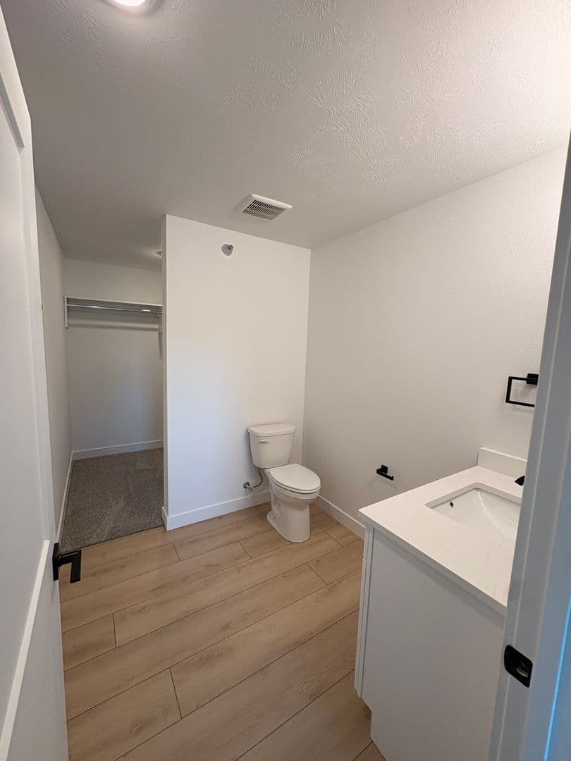 Worthington Apartment: 1604/1608/1612/1616/1620 Darling Drive