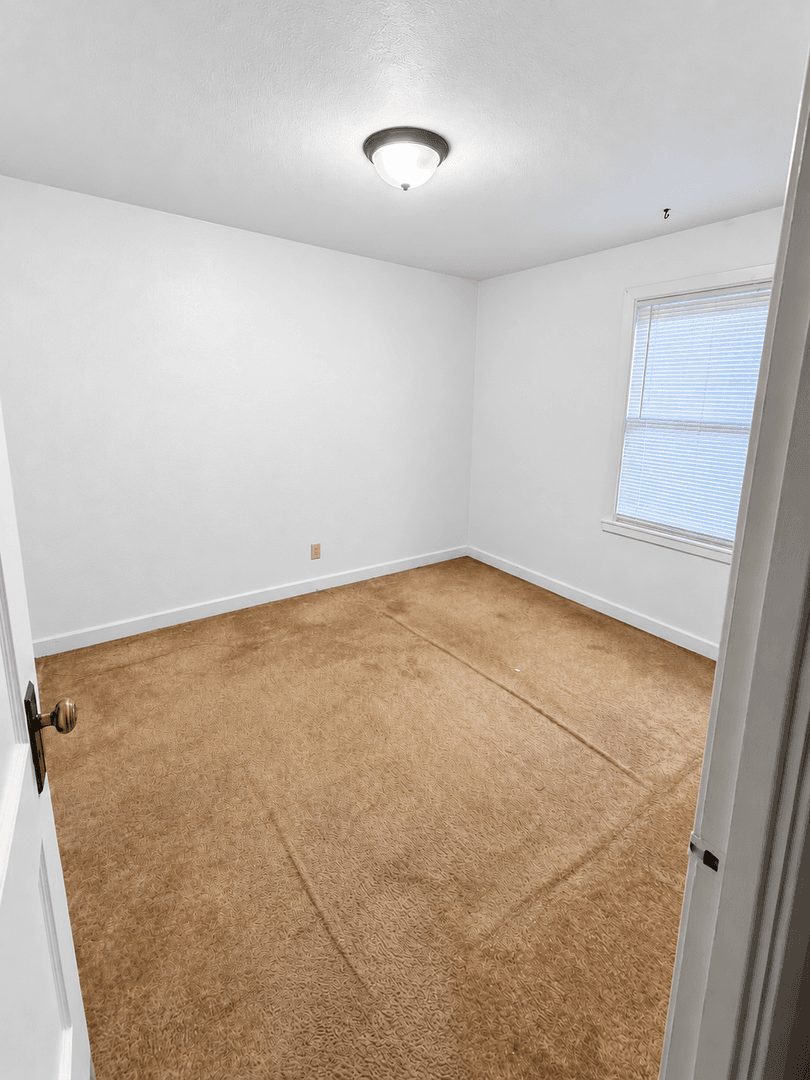 Mason City Apartment: 99 Westview Dr
