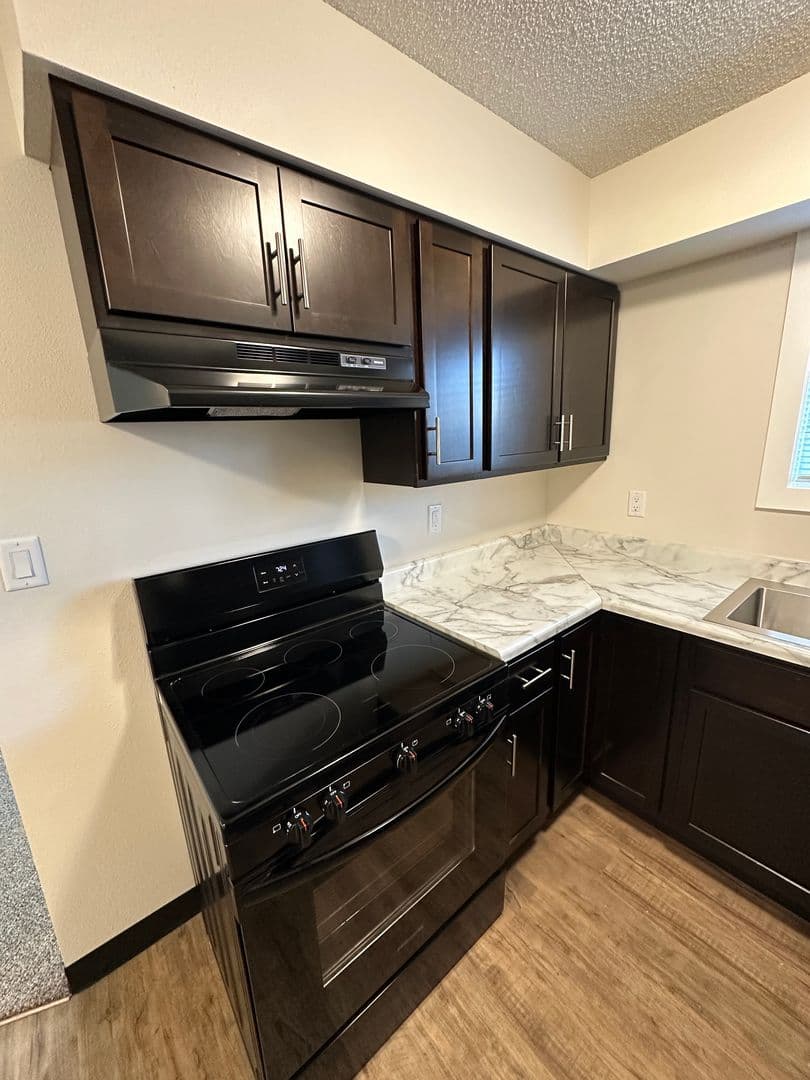 Hampton Apartment: 200 12th Ave NE