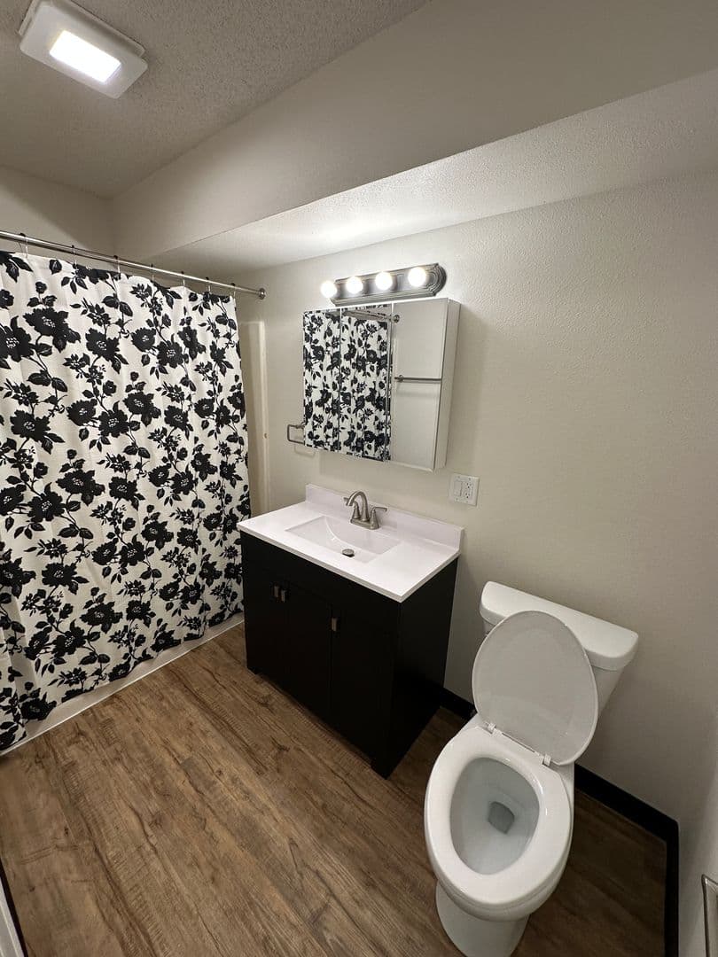 Hampton Apartment: 200 12th Ave NE