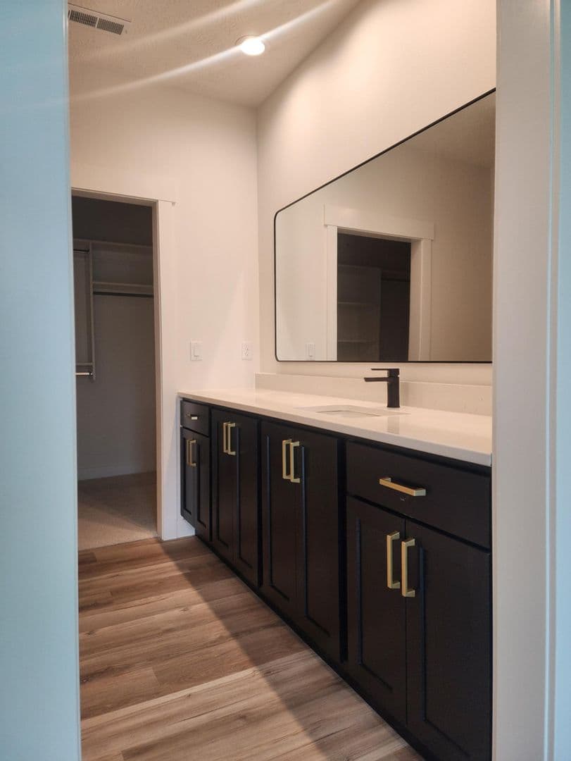 Hawarden Apartment: 2012 Parkview Dr