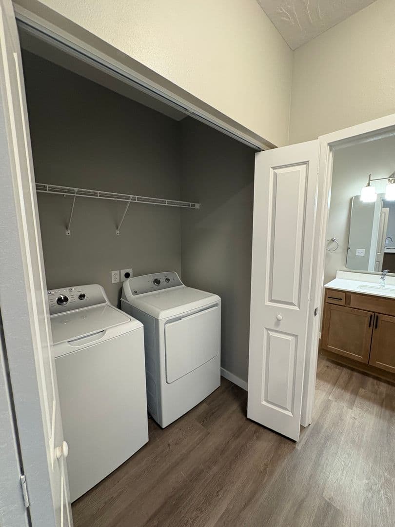 Orange City Apartment: 600 Salem Ave SE