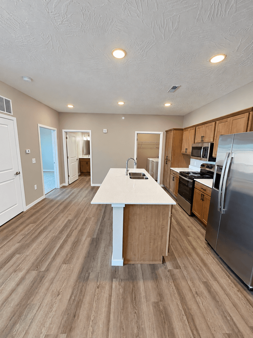 Orange City Apartment: 600 Salem Ave SE