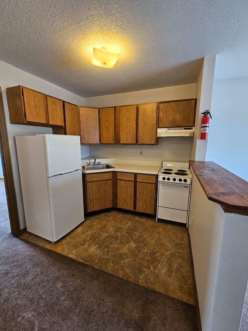 Cedar Rapids Apartment: 2100 Westdale Dr SW