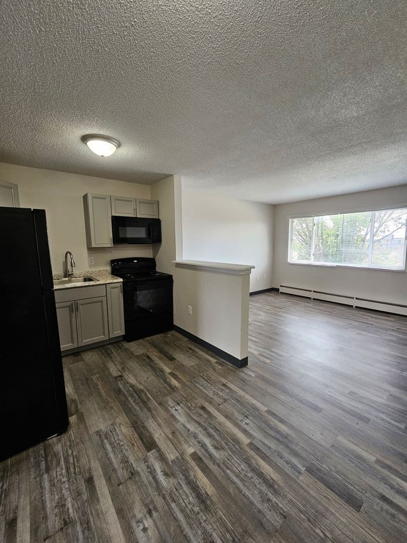 Cedar Rapids Apartment: 2100 Westdale Dr SW