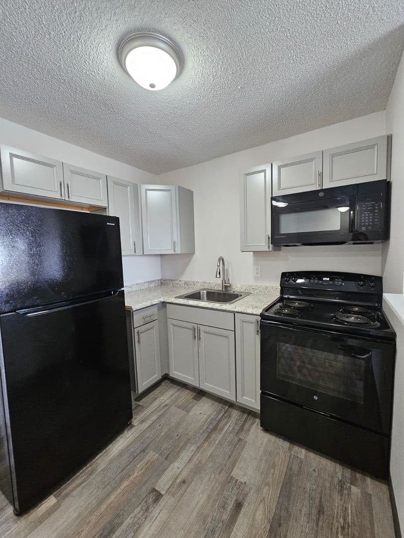 Cedar Rapids Apartment: 2100 Westdale Dr SW