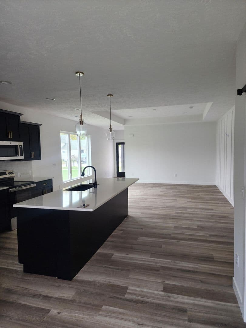Hawarden Apartment: 2012 Parkview Dr