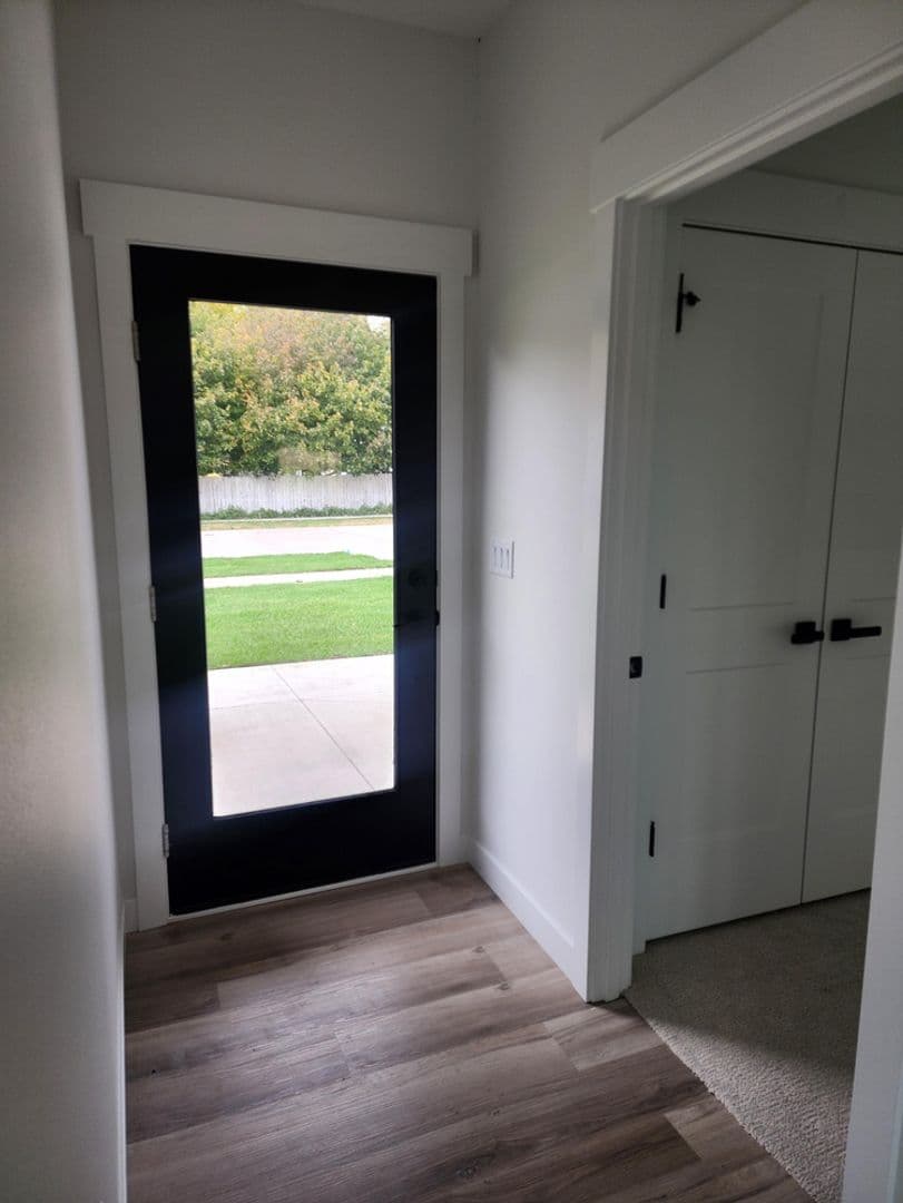 Hawarden Apartment: 2012 Parkview Dr