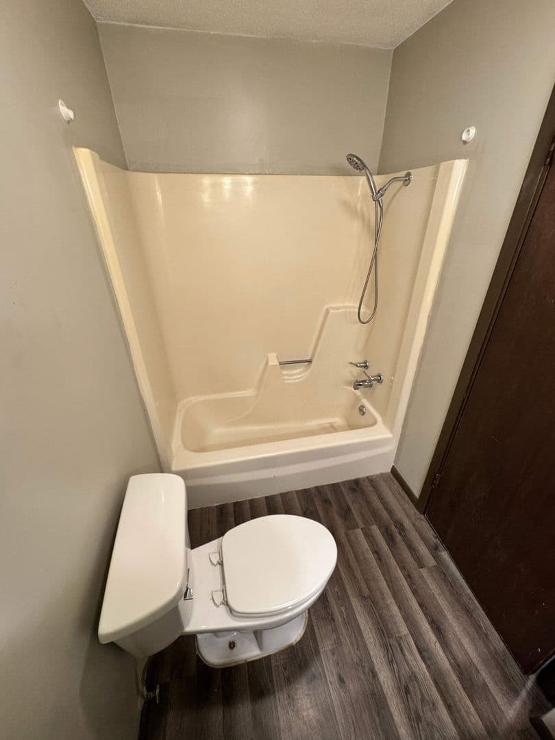 Grinnell Apartment: 101 4th Ave