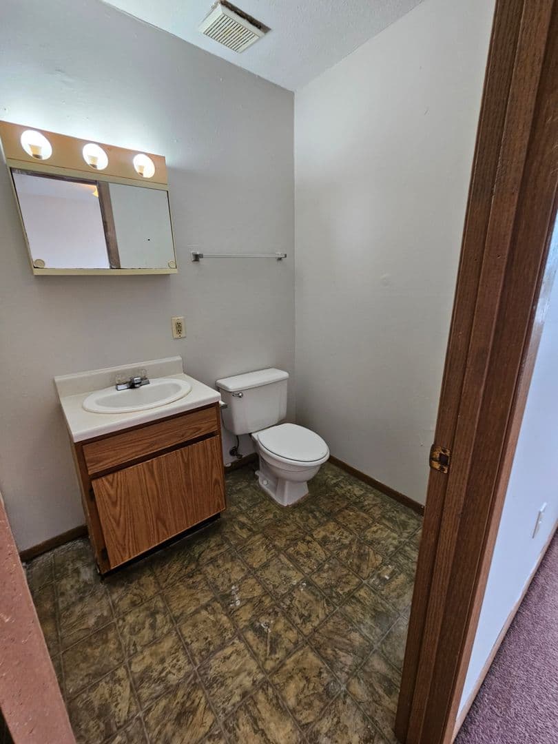 Cedar Rapids Apartment: 2100 Westdale Dr SW