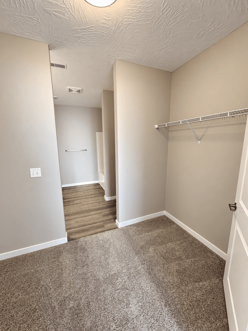 Orange City Apartment: 600 Salem Ave SE