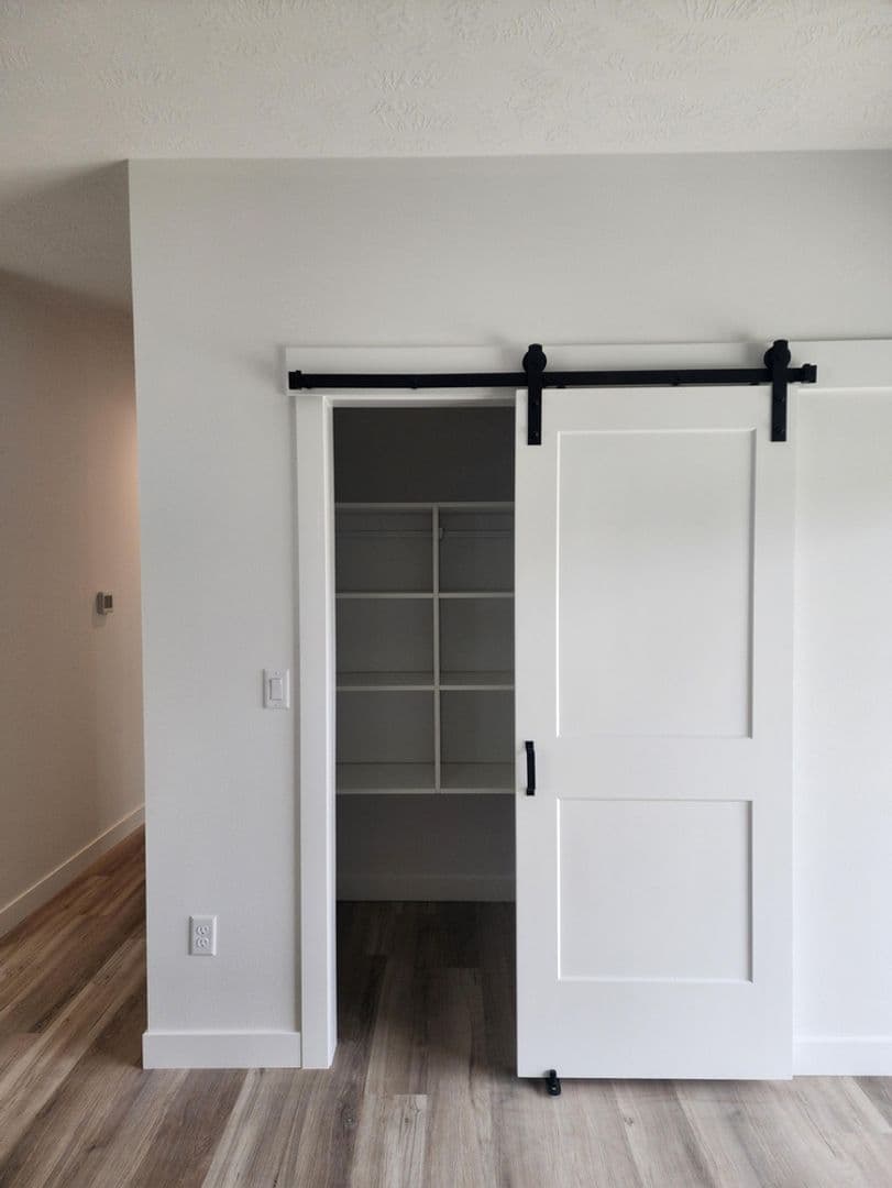 Hawarden Apartment: 2012 Parkview Dr
