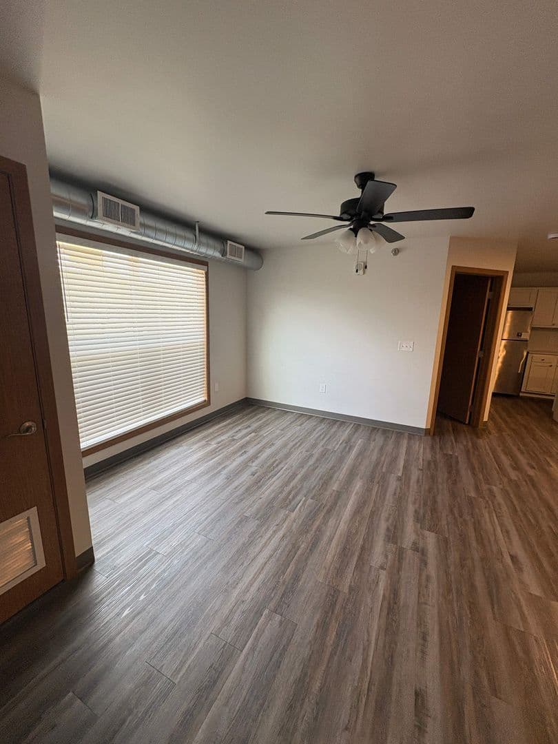 Hawarden Apartment: 1910 Avenue E