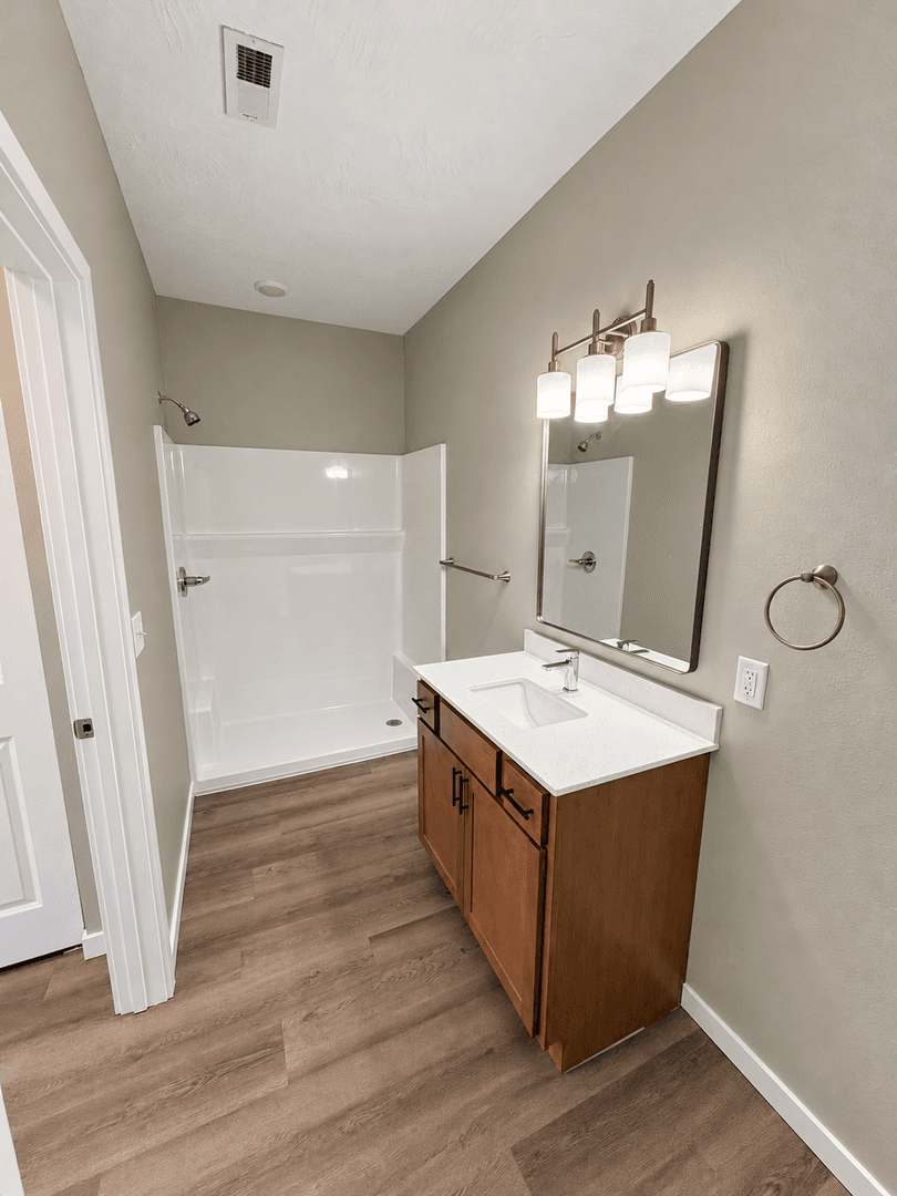 Orange City Apartment: 600 Salem Ave SE