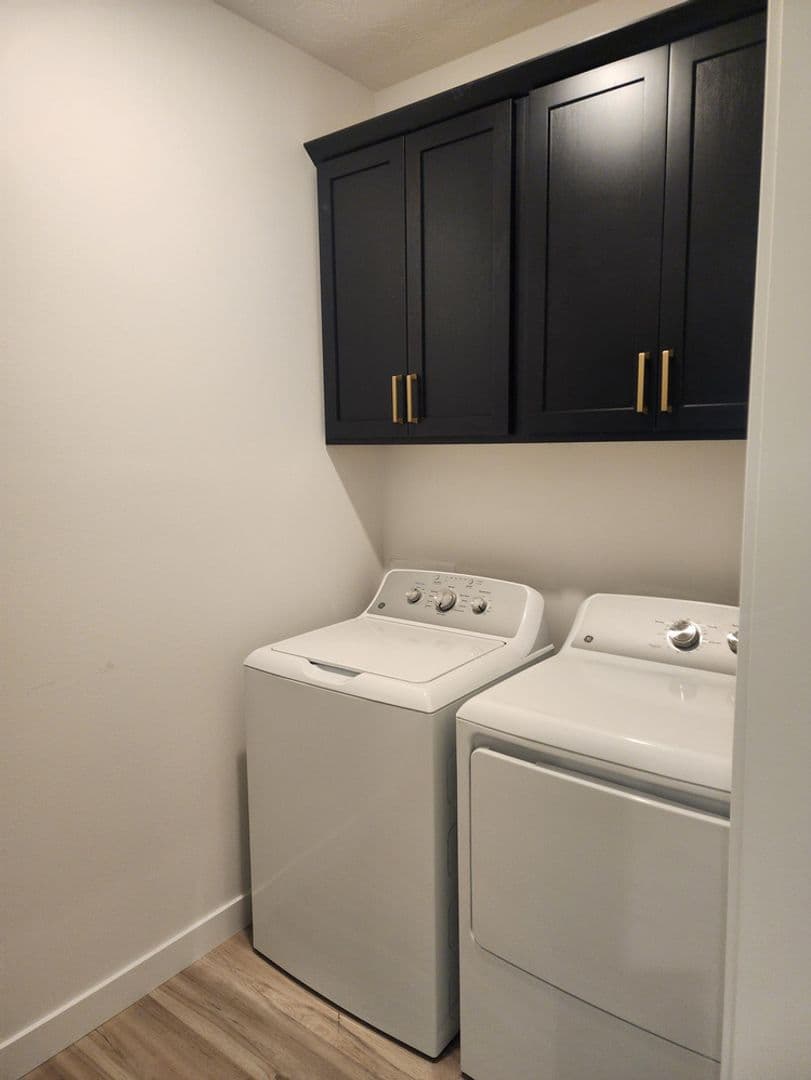 Hawarden Apartment: 2012 Parkview Dr