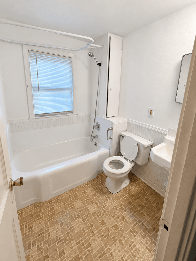 Mason City Apartment: 99 Westview Dr