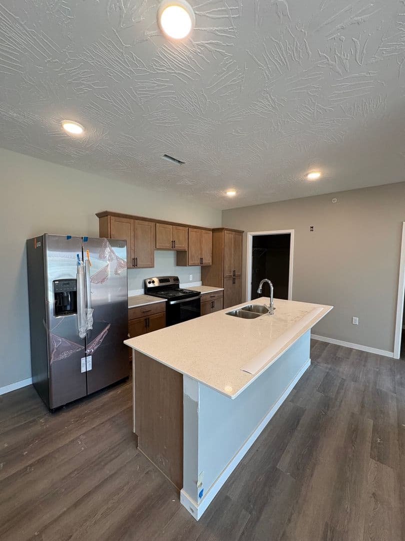 Orange City Apartment: 600 Salem Ave SE