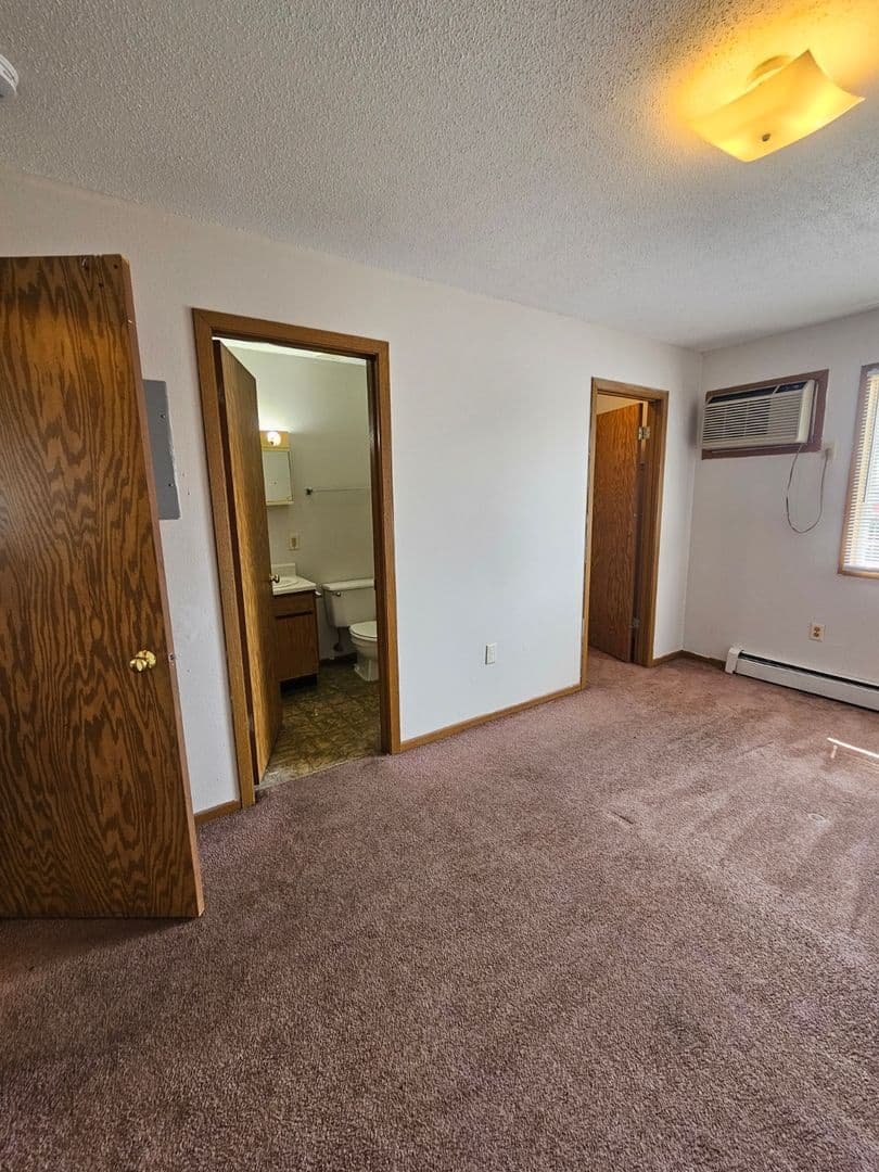 Cedar Rapids Apartment: 2100 Westdale Dr SW