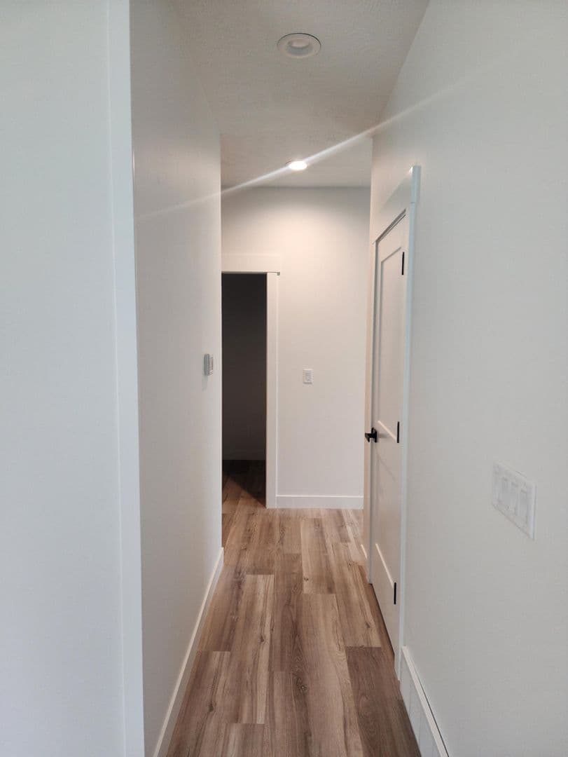 Hawarden Apartment: 2012 Parkview Dr